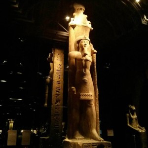 Interno di una delle gallerie del Museo Egizio di Torino - statua divinità egizia
